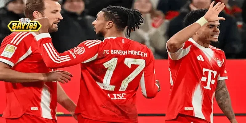 Cầu thủ các CLB Bundesliga tranh chấp quyết liệt trên sân cỏ